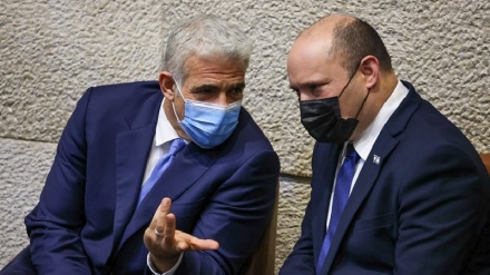 היעדר מדיניות: בנט ביטל כנס המוני בשל המגיפה, לפיד הוביל כנס פוליטי עם מאות משתתפים