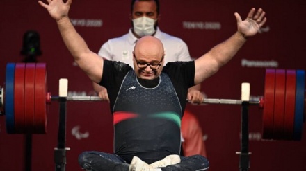 世界残举重锦标赛； 伊朗选手获得97公斤级金牌
