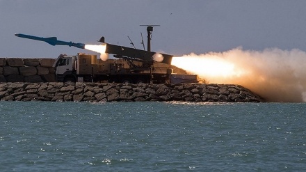  شلیک موشک های نقطه زن دریایی در رزمایش مشترک پیامبراعظم (ص) ۱۷