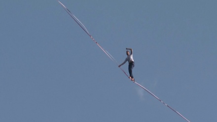 リオデジャネイロで、仏人男性が地上７０メートルのスラックラインに挑戦