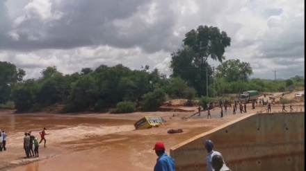ケニアでバスが川に転落、少なくとも２０人死亡