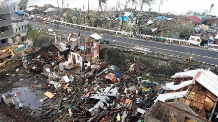 フィリピンに大型台風上陸、90人死亡