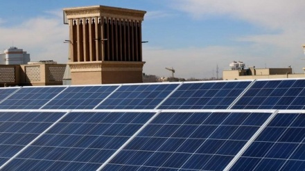 Irani inauguron impiantin e tij të parë të paneleve diellore me kapacitet 150 MW