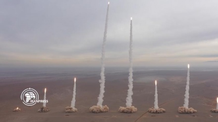 Nouvelle vidéo du lancement simultané par le Corps des gardiens de la révolution islamique de 16 missiles balistiques