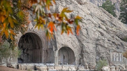 イラン西部ケルマーンシャー、ターゲ・ボスターン通りから見渡せる美しい秋の自然