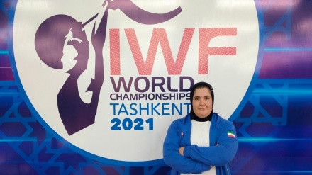 Sollevamento pesi femminile; l'atleta iraniana batte il record