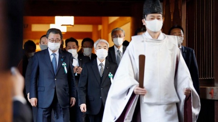 日本の超党派議員ら９９人が、靖国神社に一斉参拝