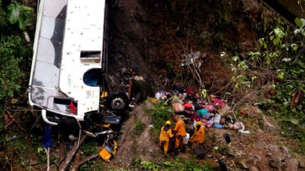 コロンビアでバスが転落し7人が死亡、20人負傷