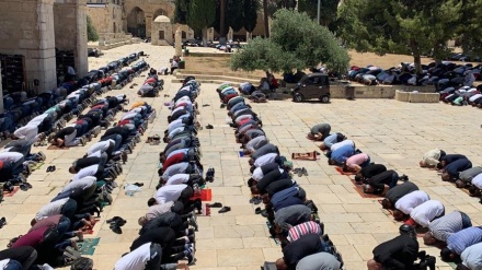 Puluhan Ribu Warga Palestina Shalat Jumat di Kompleks Masjid al-Aqsha