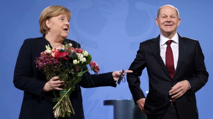 Merkel i dorëzon kancelarinë e Gjermanisë Olaf Scholz