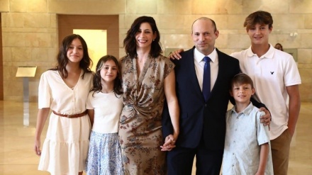 אחרי שהמליץ לישראלים לא לטוס: אשתו וילדיו של בנט המריאו לחופשה בחוץ לישראל