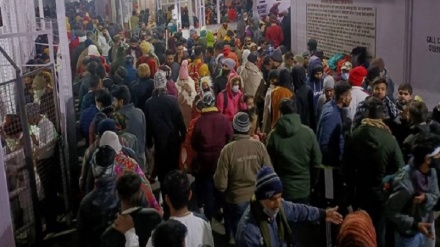 インド寺院で新年を迎える巡礼者が将棋倒し、数十人が死亡