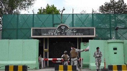 在アフガン・イラン大使館に、出国求める人々が殺到