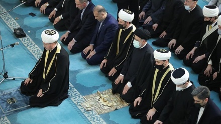 Presiden Iran Shalat Berjamaah di Masjid Jami' Moskow (2)