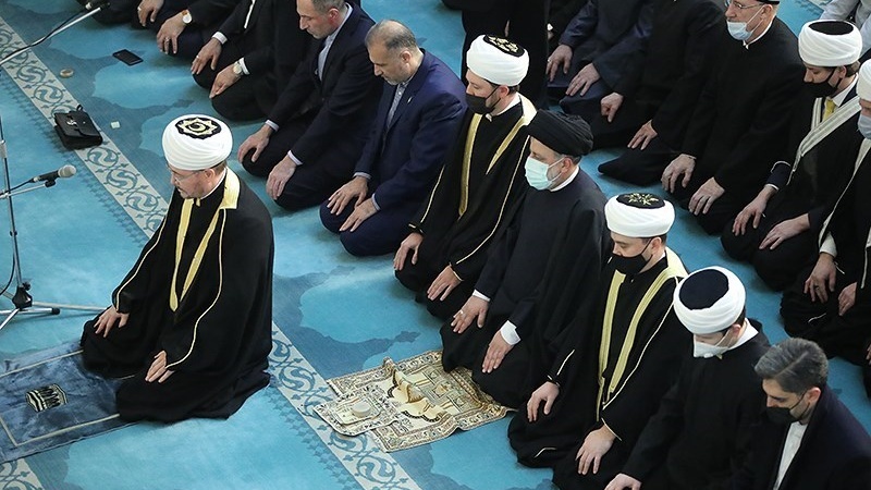 Presiden RII Sayid Ebrahim Raisi shalat berjamaah di Masjid Jami Moskow, Kamis (20/1/2022).