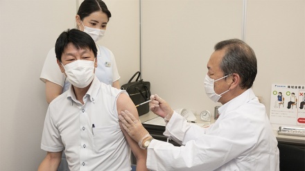 日本が3回目接種前倒しへ、オミクロン株水際対策は来月末まで維持