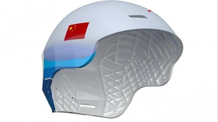 中国の冬季五輪選手らが、宇宙技術が生んだ新型スキーヘルメットを使用