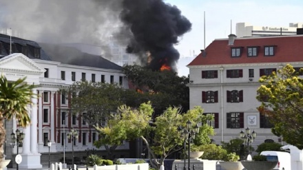 Sudafrica, rogo nella sede del Parlamento