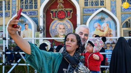 (FOTO DEL GIORNO) Si fare selfie con il ritratto del martire Solimani
