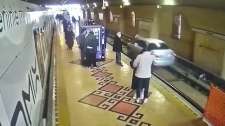 トルコで、路面電車の停留所に自動車が誤って直進走行