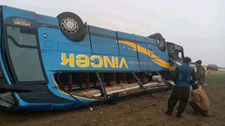 30 زخمی در حادثه واژگونی اتوبوس در شاهراه قندوز به تخار