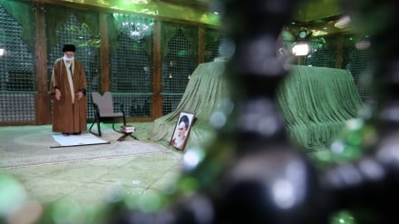 Iran, Guida suprema in visita al mausoleo dell'Imam Khomeini 