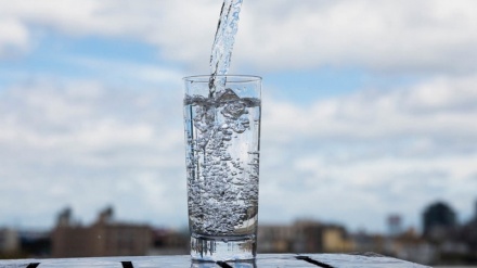 Диетологии советуют пить больше воды