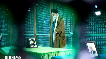 İnğilobi Ali Rəhbəri bə İmom Xomeyni(r) hərəmi iyən Şəhidon qolzari osə ğandey