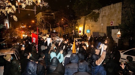 大学生在瑞士驻德黑兰大使馆前集体削发抗议
