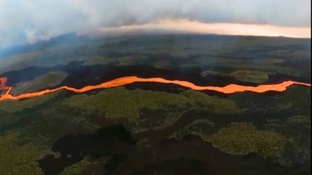 南米ガラパゴス諸島で、7年ぶりの火山噴火
