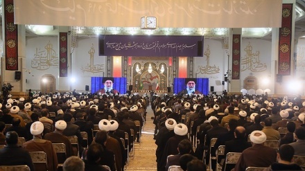 Warga Qom Hadiri Peringatan 19 Dey