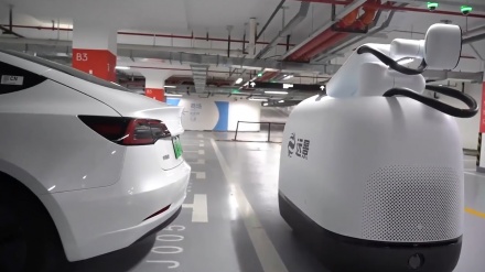 中国企業が、電気自動車用の充電ロボットを開発