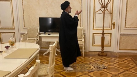 イラン大統領が、モスクワ・クレムリン宮殿で神に礼拝を捧げる様子