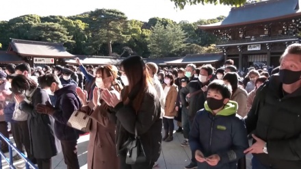 東京・明治神宮が、大勢の初詣客で賑わう