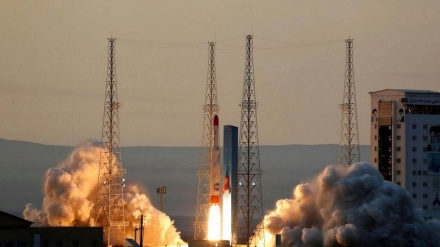 Iran Berhasil Meluncurkan Roket Pembawa Satelit