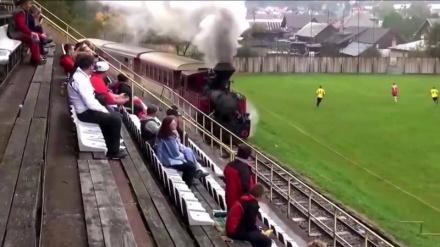 Incredibile: treno attraversa campo calcio + VIDEO 
