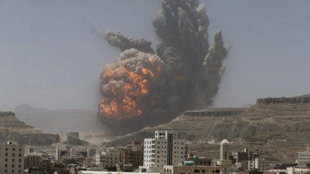 サウジ戦闘機がイエメン首都を爆撃