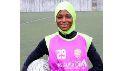 In Nigeria giovane calciatrice con l’hijab