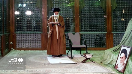 Ayatollah Khamenei pays tribute to founder of Islamic Republic