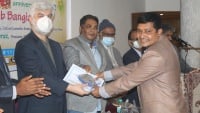 পুরস্কার নিচ্ছেন আতাউর রহমান রঞ্জু