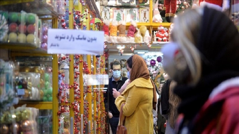Masyarakat Kristen berbelanja keperluan Natal di Jalan Mirzaye Shirazi Tehran menjelang Perayaan Natal 2021.