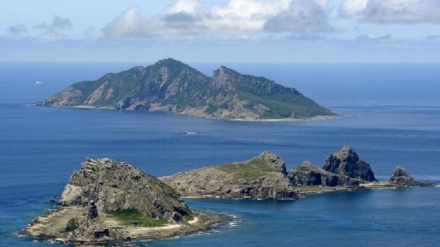 中国海警局の船2隻が、一時尖閣諸島沖の領海に侵入 