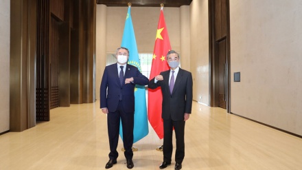 中国外长同哈萨克斯坦副总理兼外长通电话