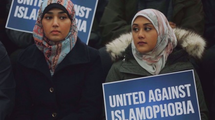  Survey: UK Islamophobia rising as Muslims second 'least-liked' group 