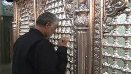 VIDEO poco visto: il martire Soleimani apriva le porte del mausoleo di Hazrat Zeinab (sa) a Damasco