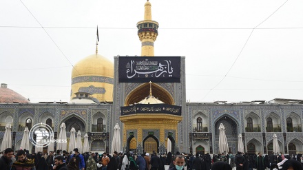 Le sanctuaire d'Imam Reza recouvert en noir pour l'anniversaire du martyre de Hazrat Fatima Zahra