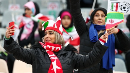 Ndeshja e futbollit Iran-Irak, femrat iraniane marrin pjesë në stadiumin e futbollit (2)