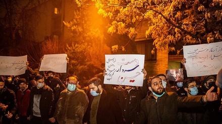 Mahasiswa Iran Unjuk Rasa di Depan Kedubes Swiss (2)