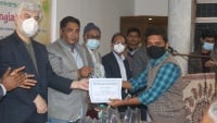 মুহাম্মদ আব্দুল হাকিম মিঞার পক্ষে কুইজ বিজয়ের পুরস্কার গ্রহণ করেন শামীম উদ্দিন শ্যামল