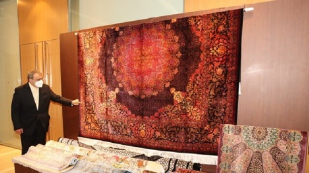 在東京イラン大使館で、イラン製手織り絨毯展示会が開催